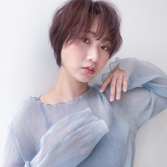 Image 15: 日本語🇯🇵↓ \Our Haircut Commitment !🚀/ We propose haircut techniques and designs that match each customer’s bone structure, hair quality, and lifestyle! 💇🏻‍♂️💇🏻‍♀️ ⁡ Beautiful from every angle — 360 degrees — We focus on easy-to-manage cuts that look great just by blow-drying. ⁡ We carefully adjust the neckline and facial line, creating a small-face effect and a light, airy look◎ ⁡ Especially for short styles, a slight balance can greatly change the impression, so we pay close attention to every detail. ⁡ Please feel free to leave your perfect style to us ☺️💫 ⁡ ⁡ \ ヘアカットのこだわり/ お客様の骨格・髪質・ライフスタイルに合わせて、髪の切り方デザインなどをご提案いたします！💇🏻‍♂️💇🏻‍♀️ ⁡ 360度どこから見ても美しく、 乾かすだけでキマる、扱いやすさ重視のカット ⁡ 首元やフェイスラインも丁寧に調整して、 小顔効果や抜け感も創ります◎ ⁡ 特にショートは少しのバランスで印象が大きく変わるからこそ、細部までこだわって仕上げています！ ⁡ ぜひ、あなたにぴったりのスタイルをお任せください☺️💫 - - - - - ⁡ ■ Appointment & Questions 💌 - WhatsApp : +65 85331911 - Tel : +65 63385250 - Languages : 🇸🇬🇯🇵 ⁡ ■ Address📍 6 Eu tong sen street #04-89A/91 The central Singapore 059817 - Clarke Quay station MRT : Exit E or G ⁡ ■ Business hours - Daily 10:00 to 20:00 ⁡ ■ Recruit : Hair stylist ✂︎ - Please email your CV! 📩 threessg.recruit@gmail.com ⁡ ⁡ #threesbeautysalon #threes_#threes#clarkequay#singapore#singaporehairsalon#sgig#hairsalon#threeshairsalon#sgbeauty#hair#japanesehairsalon#japanese#新加坡美容院#sggirls#美容院#シンガポール美容院#headspa#クラークキー#review#japanesestylist#clarkequayhairsalob#highlight#日系ヘアサロン